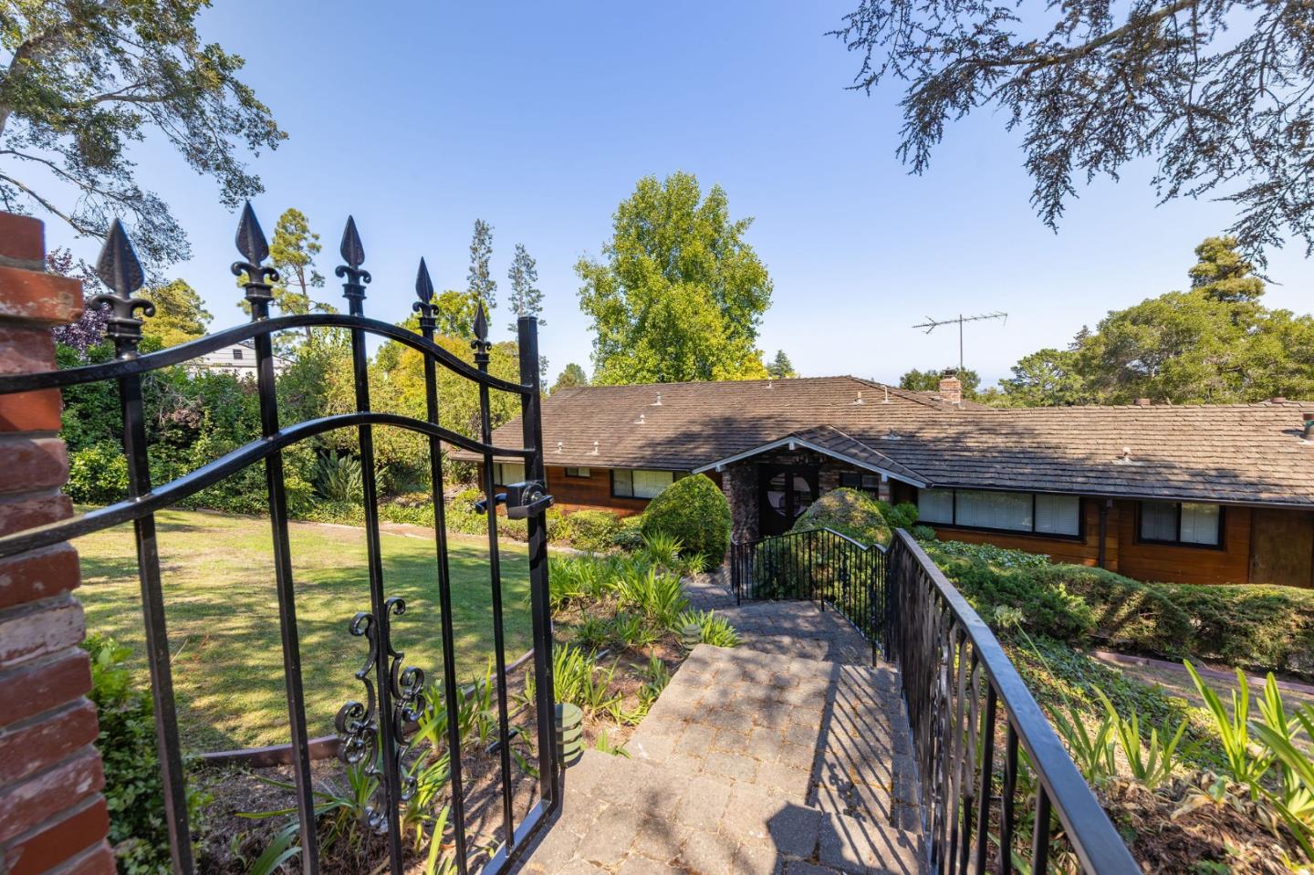 Detail Gallery Image 6 of 123 For 530 Darrell Rd, Hillsborough,  CA 94010 - 5 Beds | 3/2 Baths