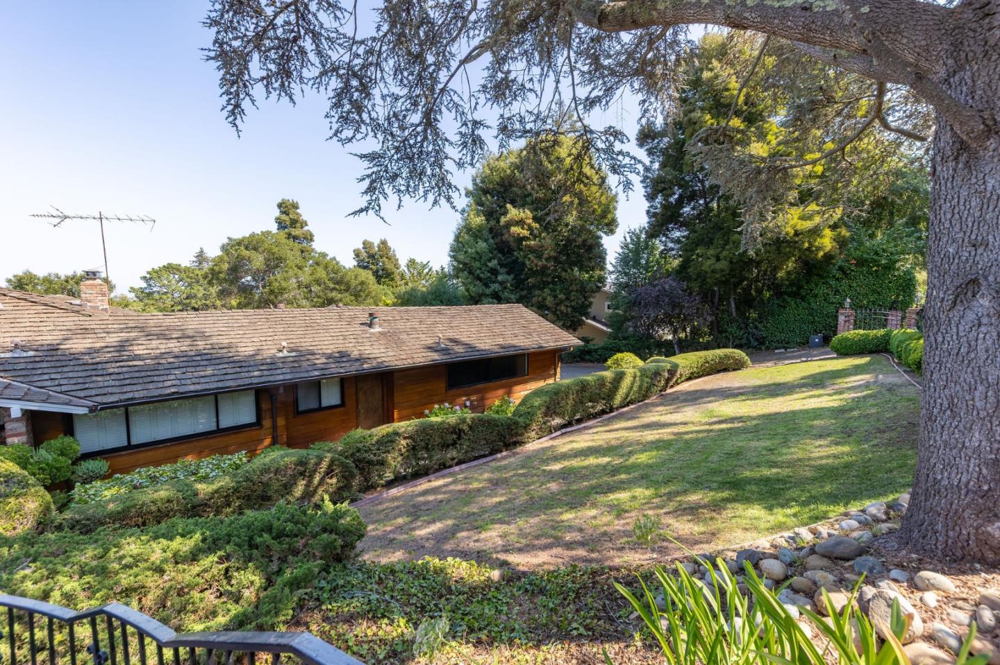 Detail Gallery Image 9 of 123 For 530 Darrell Rd, Hillsborough,  CA 94010 - 5 Beds | 3/2 Baths