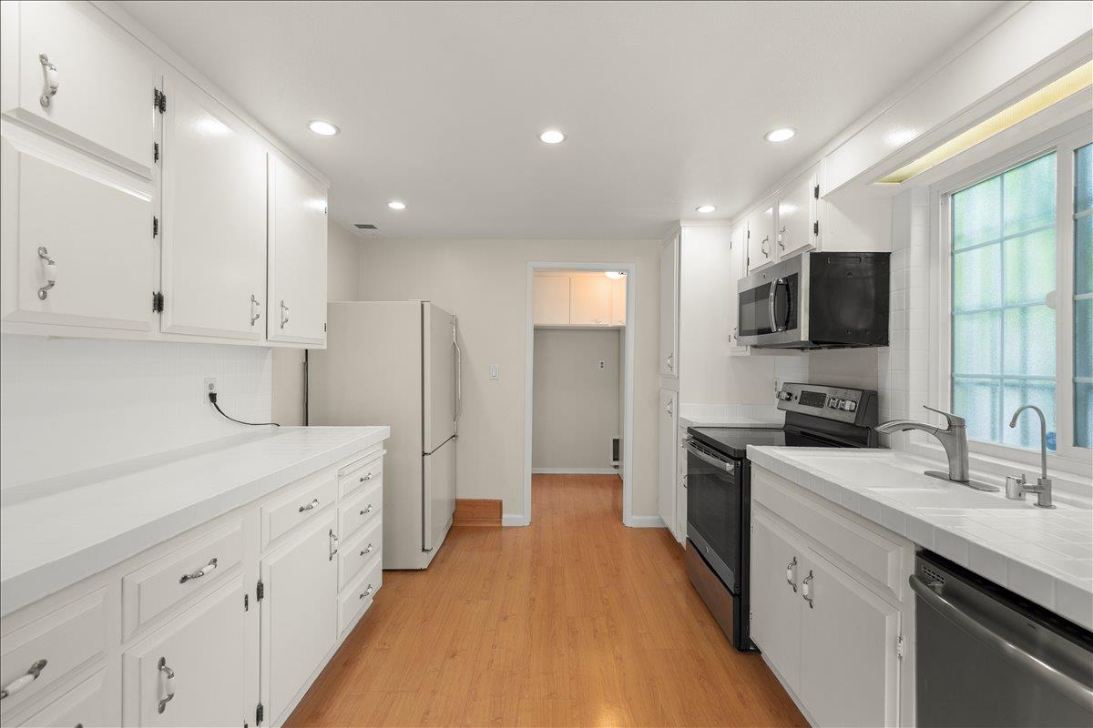 Detail Gallery Image 16 of 53 For 1010 Polk Ln, San Jose,  CA 95117 - 3 Beds | 2/1 Baths