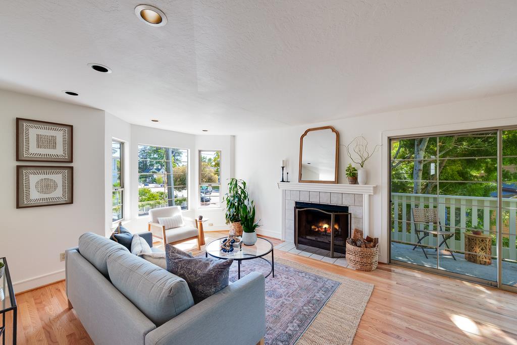 Detail Gallery Image 2 of 43 For 918 3rd St a,  Santa Cruz,  CA 95060 - 3 Beds | 2/1 Baths