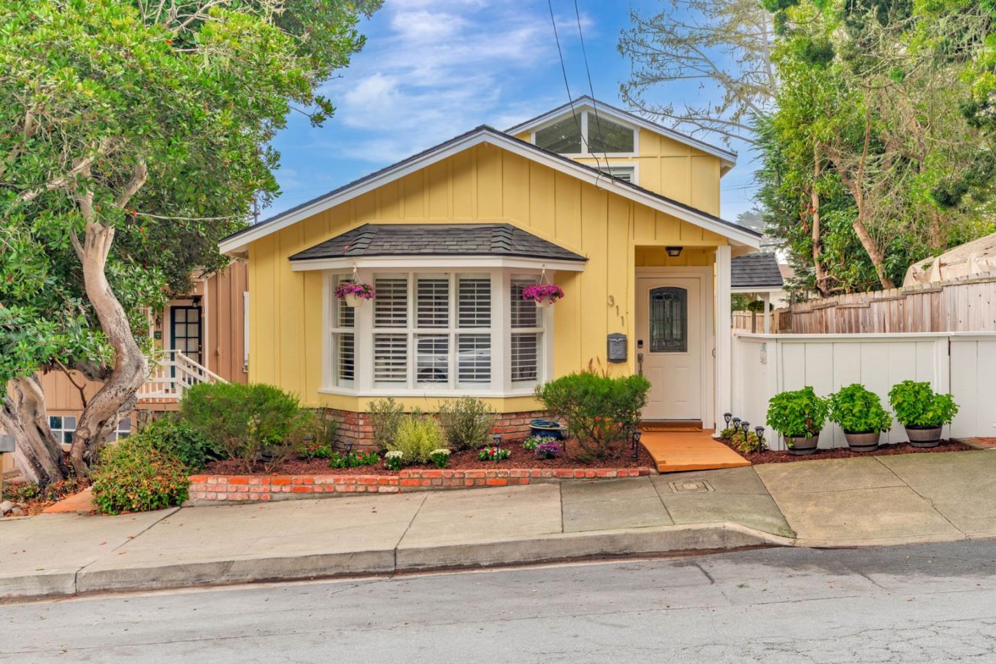 Detail Gallery Image 2 of 41 For 311 Congress Ave, Pacific Grove,  CA 93950 - 2 Beds | 2 Baths
