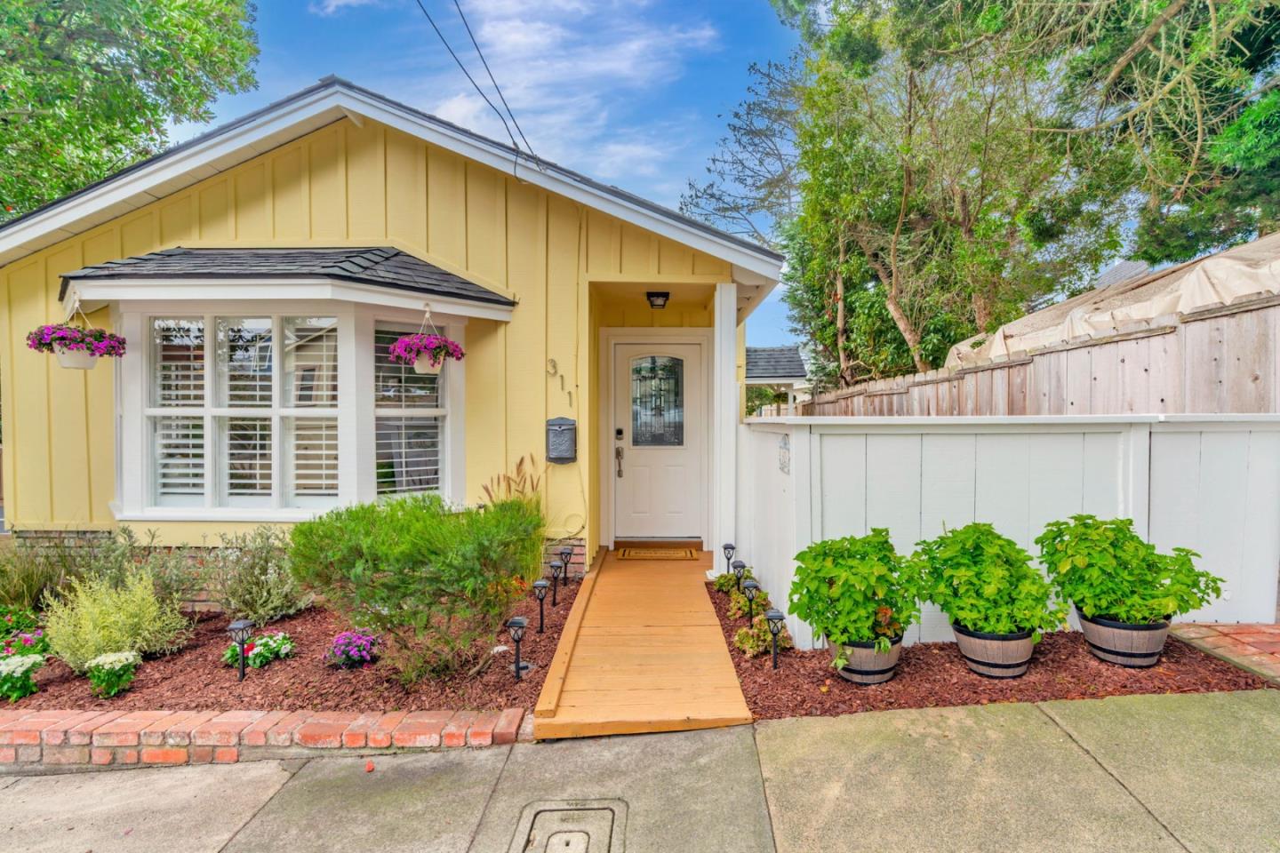 Detail Gallery Image 3 of 41 For 311 Congress Ave, Pacific Grove,  CA 93950 - 2 Beds | 2 Baths