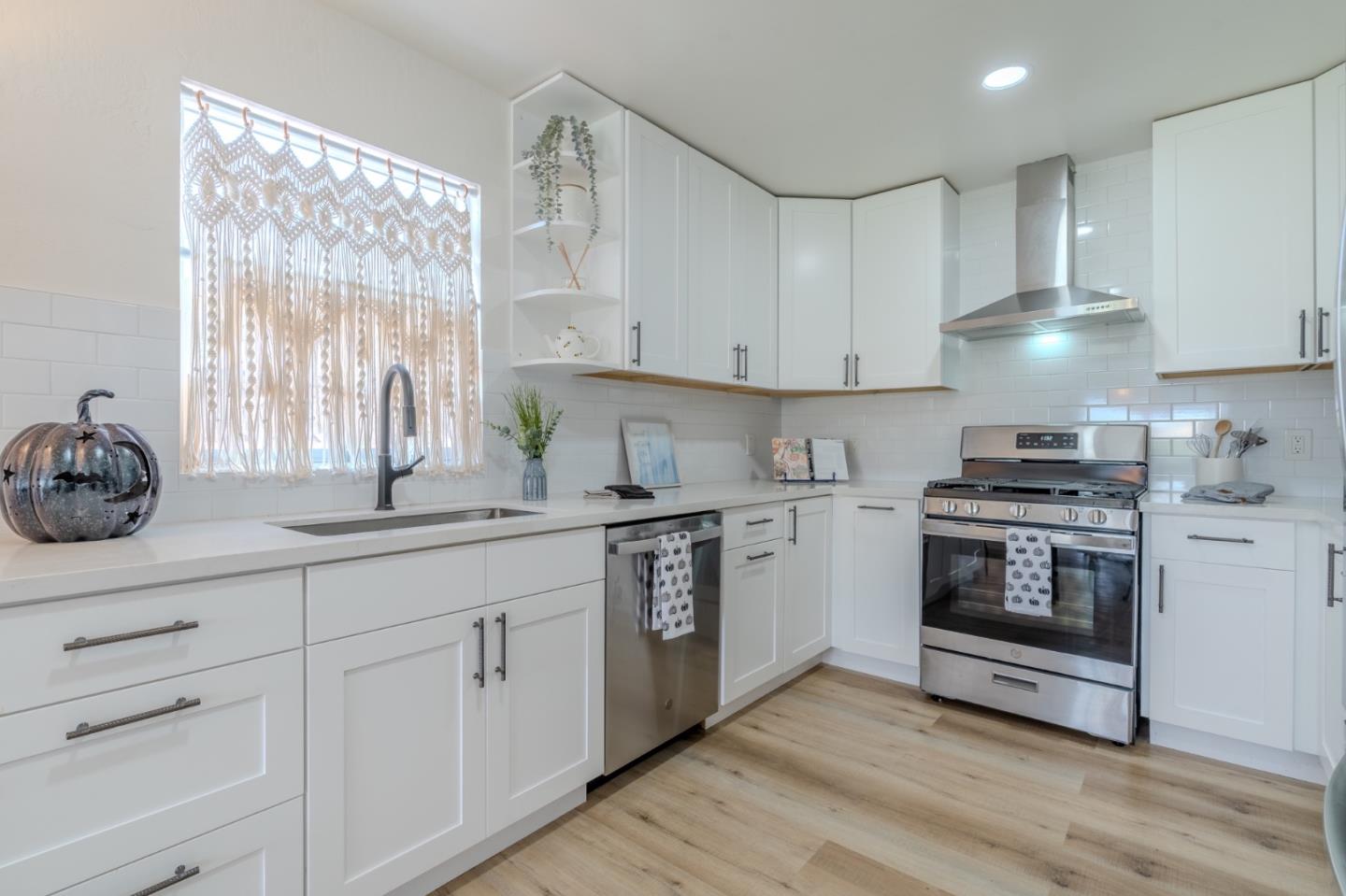 Detail Gallery Image 13 of 34 For 1324 Peralta Rd, Pacifica,  CA 94044 - 3 Beds | 2 Baths