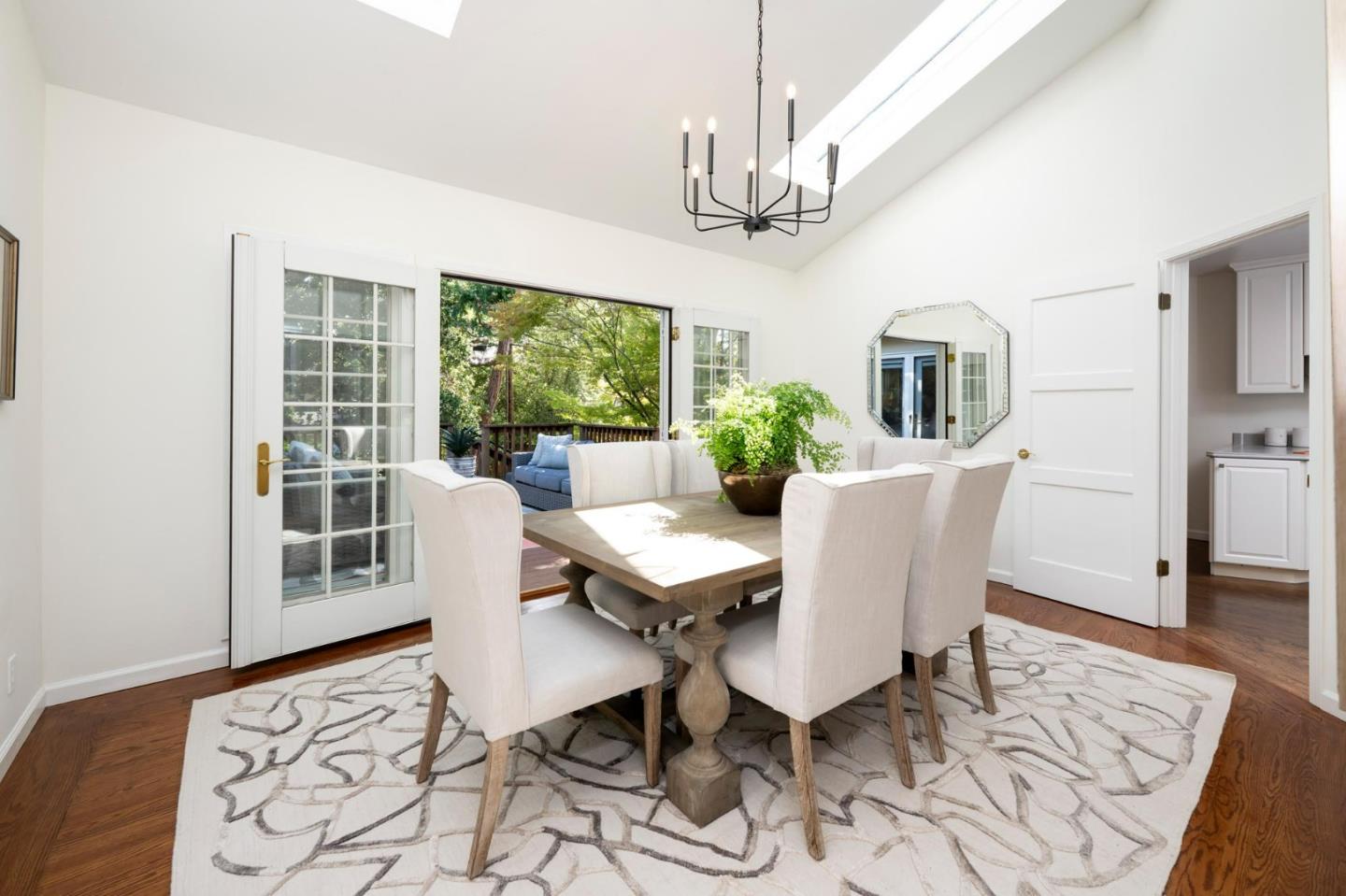 Detail Gallery Image 4 of 21 For 505 Castilian Way, San Mateo,  CA 94402 - 3 Beds | 2 Baths