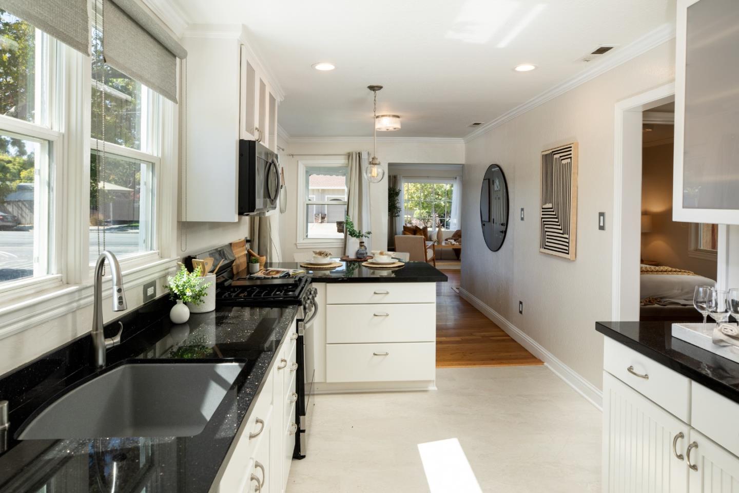 Detail Gallery Image 8 of 15 For 1105 Oak Ave, Redwood City,  CA 94061 - 2 Beds | 1 Baths