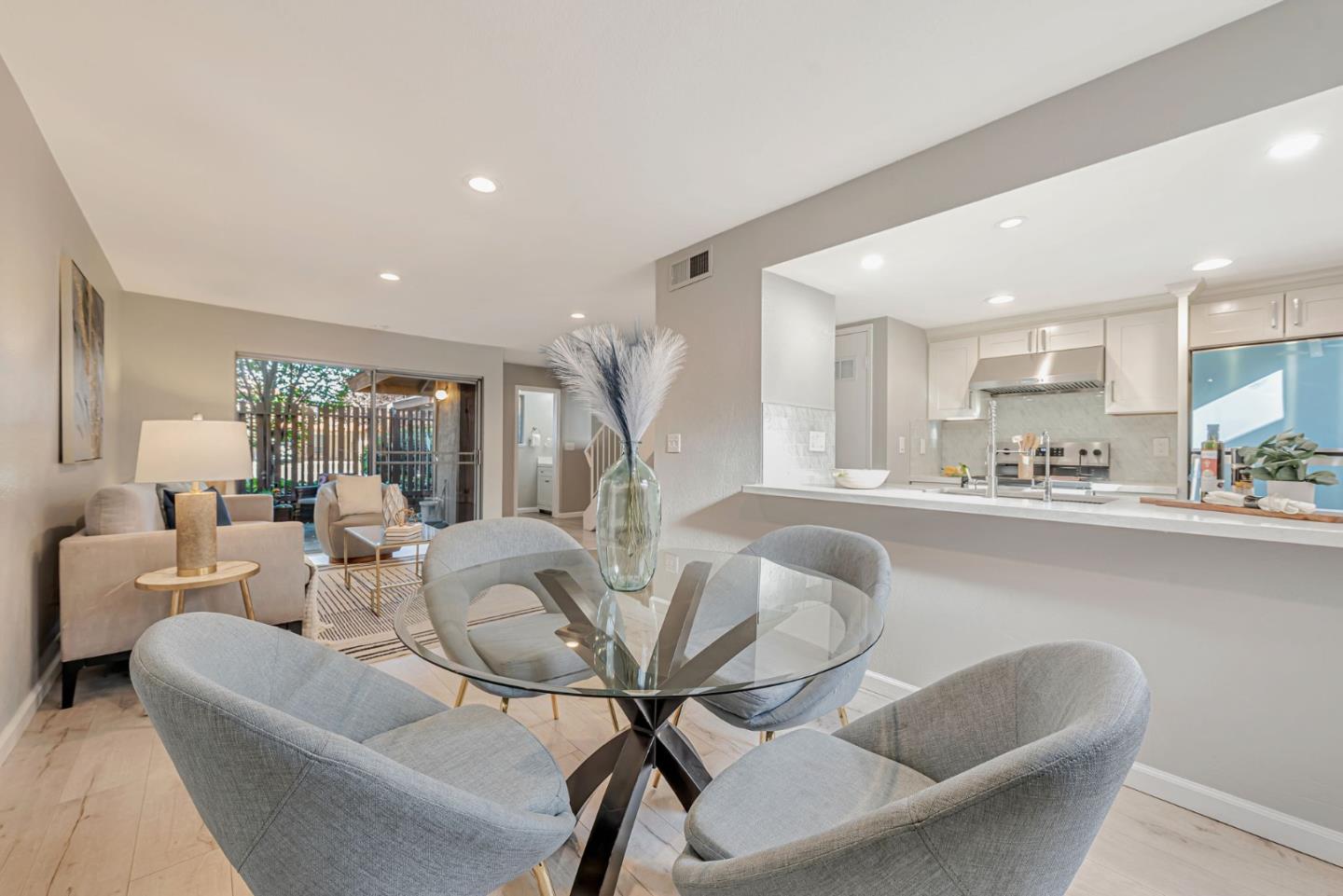Detail Gallery Image 11 of 20 For 236 E Red Oak Dr #P,  Sunnyvale,  CA 94086 - 2 Beds | 1/1 Baths