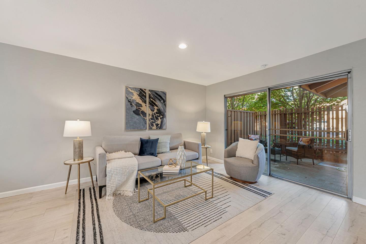 Detail Gallery Image 4 of 20 For 236 E Red Oak Dr #P,  Sunnyvale,  CA 94086 - 2 Beds | 1/1 Baths