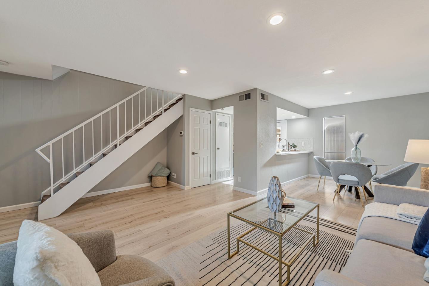 Detail Gallery Image 7 of 20 For 236 E Red Oak Dr #P,  Sunnyvale,  CA 94086 - 2 Beds | 1/1 Baths