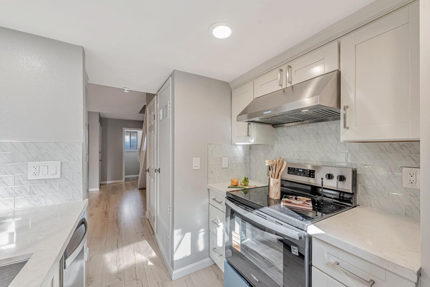 Detail Gallery Image 8 of 20 For 236 E Red Oak Dr #P,  Sunnyvale,  CA 94086 - 2 Beds | 1/1 Baths