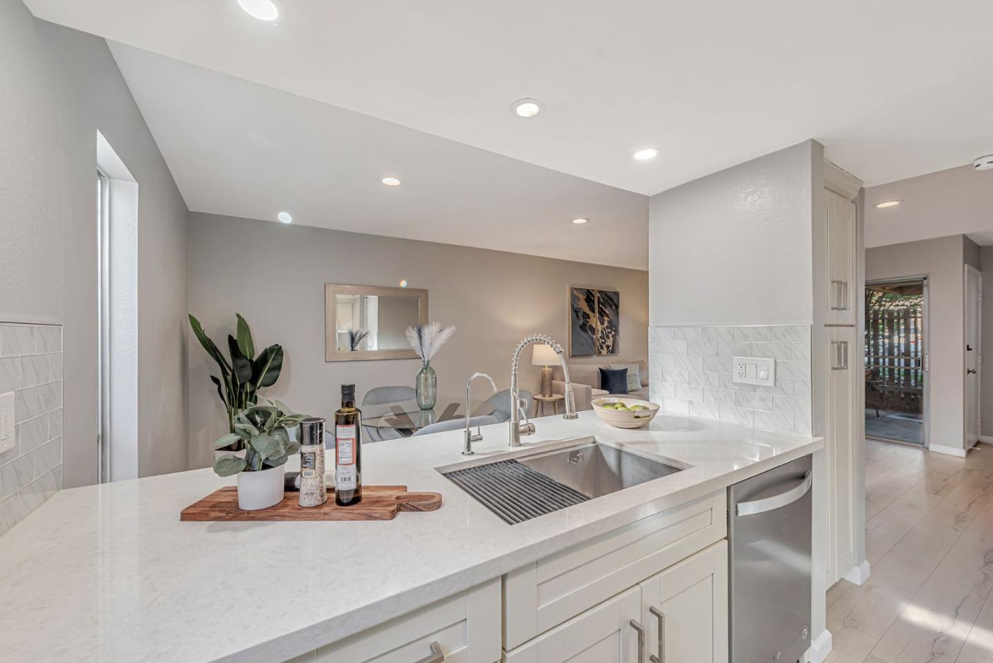 Detail Gallery Image 9 of 20 For 236 E Red Oak Dr #P,  Sunnyvale,  CA 94086 - 2 Beds | 1/1 Baths