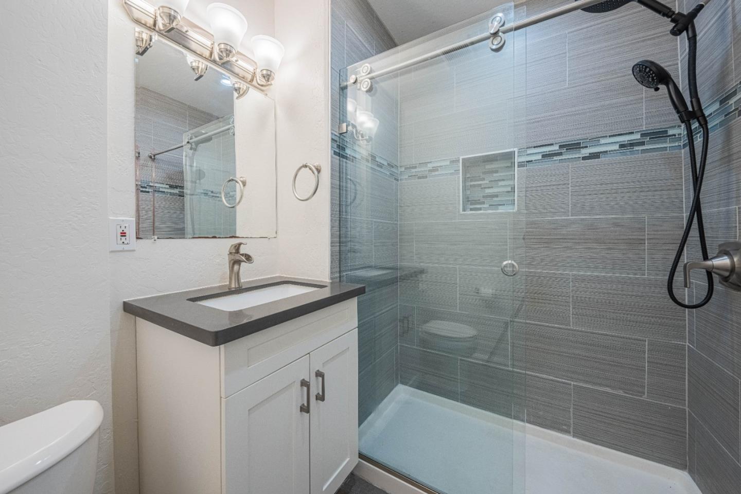 Detail Gallery Image 16 of 25 For 4211 Martin Luther King Jr Way, Oakland,  CA 94609 - 2 Beds | 1 Baths