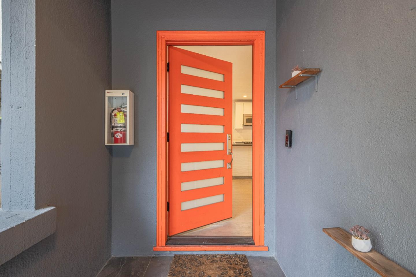 Detail Gallery Image 3 of 25 For 4211 Martin Luther King Jr Way, Oakland,  CA 94609 - 2 Beds | 1 Baths