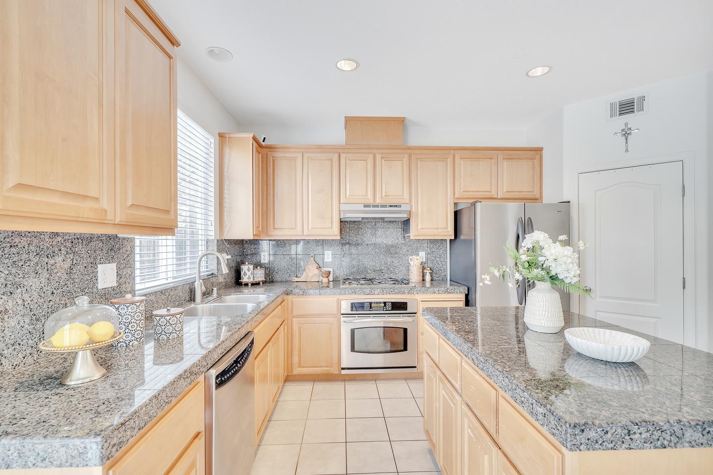 Detail Gallery Image 11 of 39 For 1070 Bramblewood Ln, San Jose,  CA 95131 - 5 Beds | 4 Baths