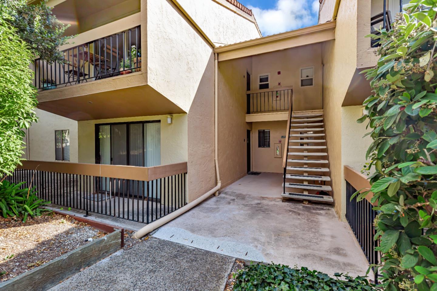 Detail Gallery Image 2 of 35 For 1210 Golden Oaks Ln, Monterey,  CA 93940 - 2 Beds | 2 Baths