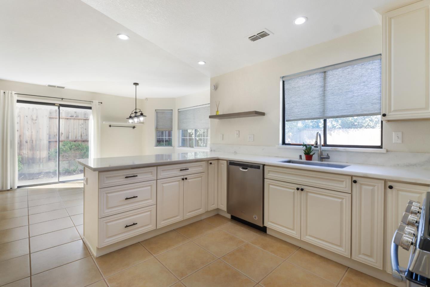 Detail Gallery Image 7 of 36 For 382 Sawtell Rd, Roseville,  CA 95678 - 4 Beds | 3 Baths