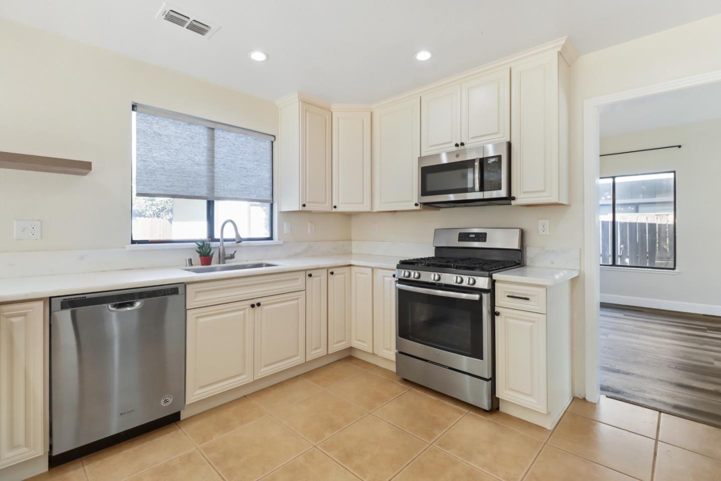 Detail Gallery Image 9 of 36 For 382 Sawtell Rd, Roseville,  CA 95678 - 4 Beds | 3 Baths