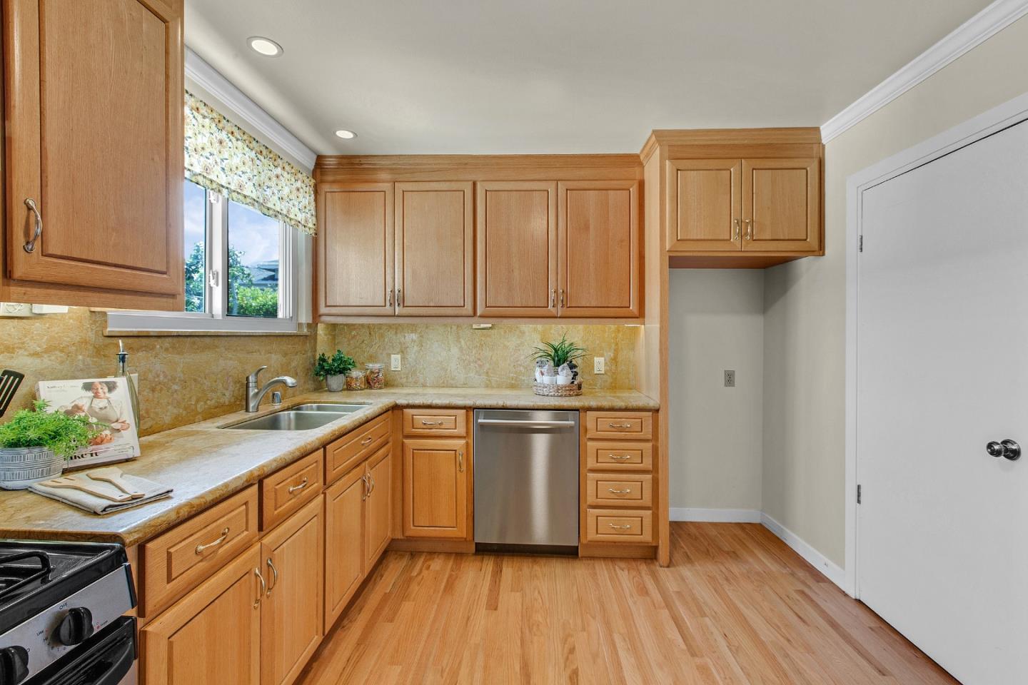 Detail Gallery Image 8 of 19 For 517 Zita Dr, South San Francisco,  CA 94080 - 3 Beds | 2 Baths