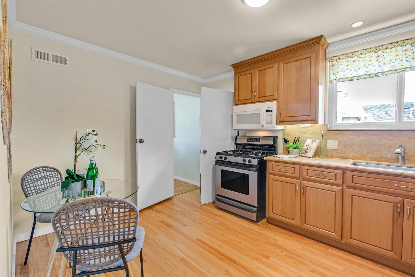 Detail Gallery Image 9 of 19 For 517 Zita Dr, South San Francisco,  CA 94080 - 3 Beds | 2 Baths