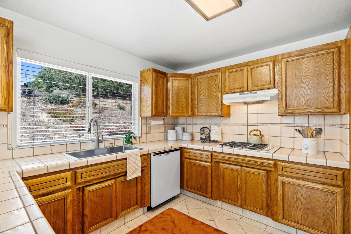 Detail Gallery Image 10 of 37 For 6595 Frankie Ln, Salinas,  CA 93907 - 3 Beds | 2/1 Baths