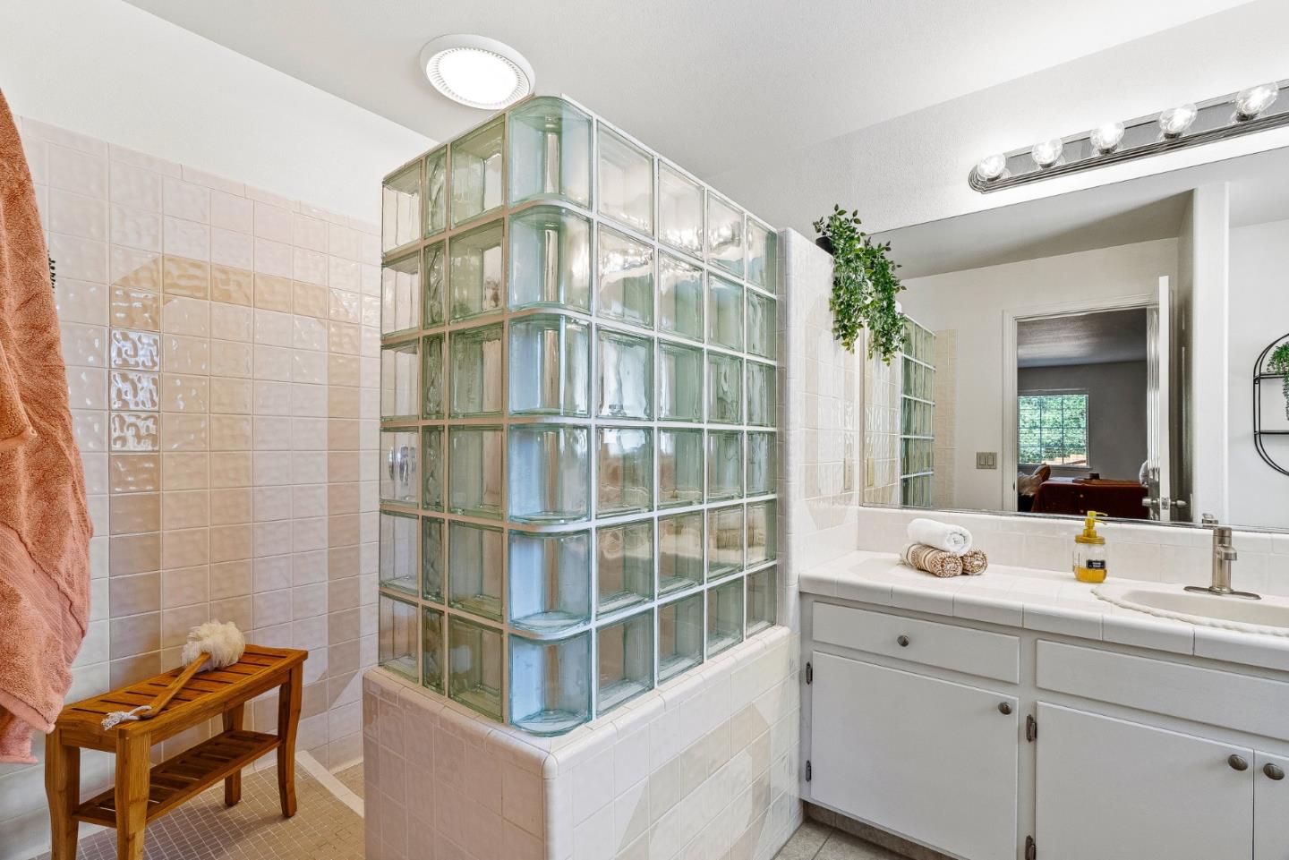 Detail Gallery Image 13 of 37 For 6595 Frankie Ln, Salinas,  CA 93907 - 3 Beds | 2/1 Baths