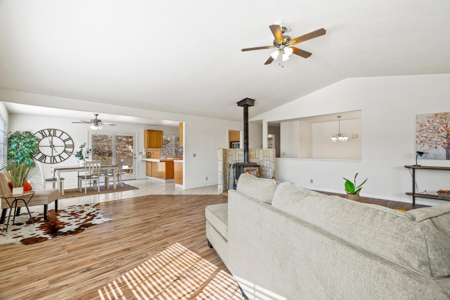 Detail Gallery Image 6 of 37 For 6595 Frankie Ln, Salinas,  CA 93907 - 3 Beds | 2/1 Baths