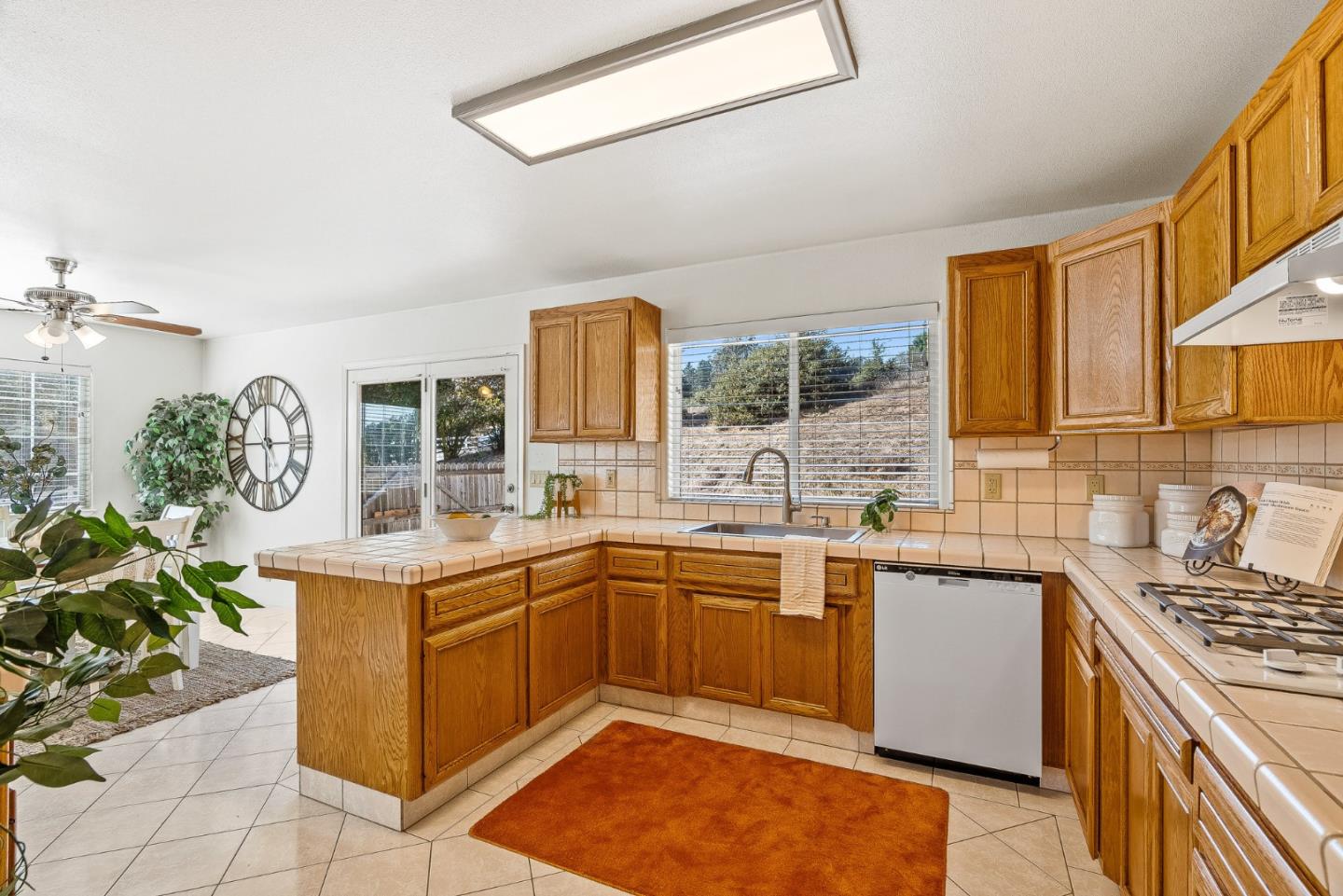 Detail Gallery Image 8 of 37 For 6595 Frankie Ln, Salinas,  CA 93907 - 3 Beds | 2/1 Baths