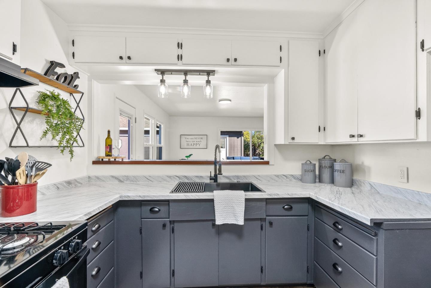 Detail Gallery Image 4 of 41 For 1226 Monroe St, Salinas,  CA 93906 - 3 Beds | 1/1 Baths