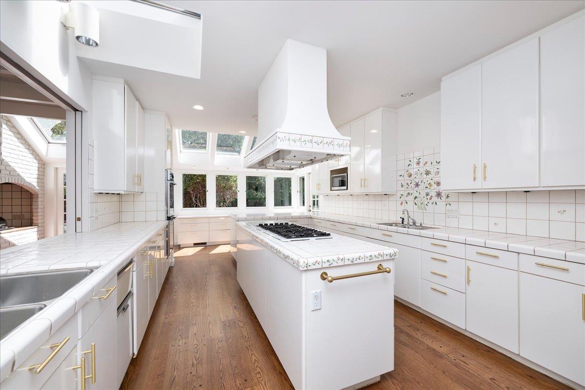 Detail Gallery Image 15 of 24 For 923 Hayne Rd, Hillsborough,  CA 94010 - 5 Beds | 5/2 Baths