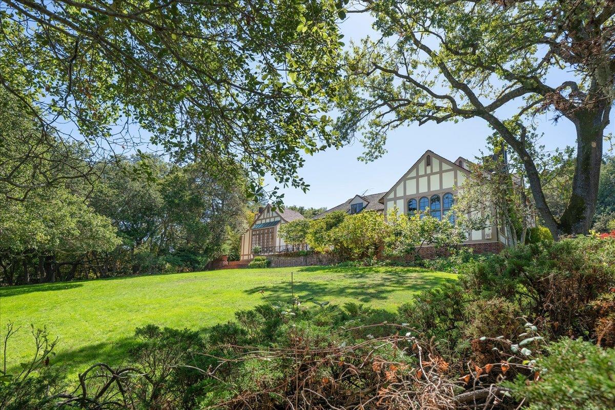 Detail Gallery Image 20 of 24 For 923 Hayne Rd, Hillsborough,  CA 94010 - 5 Beds | 5/2 Baths