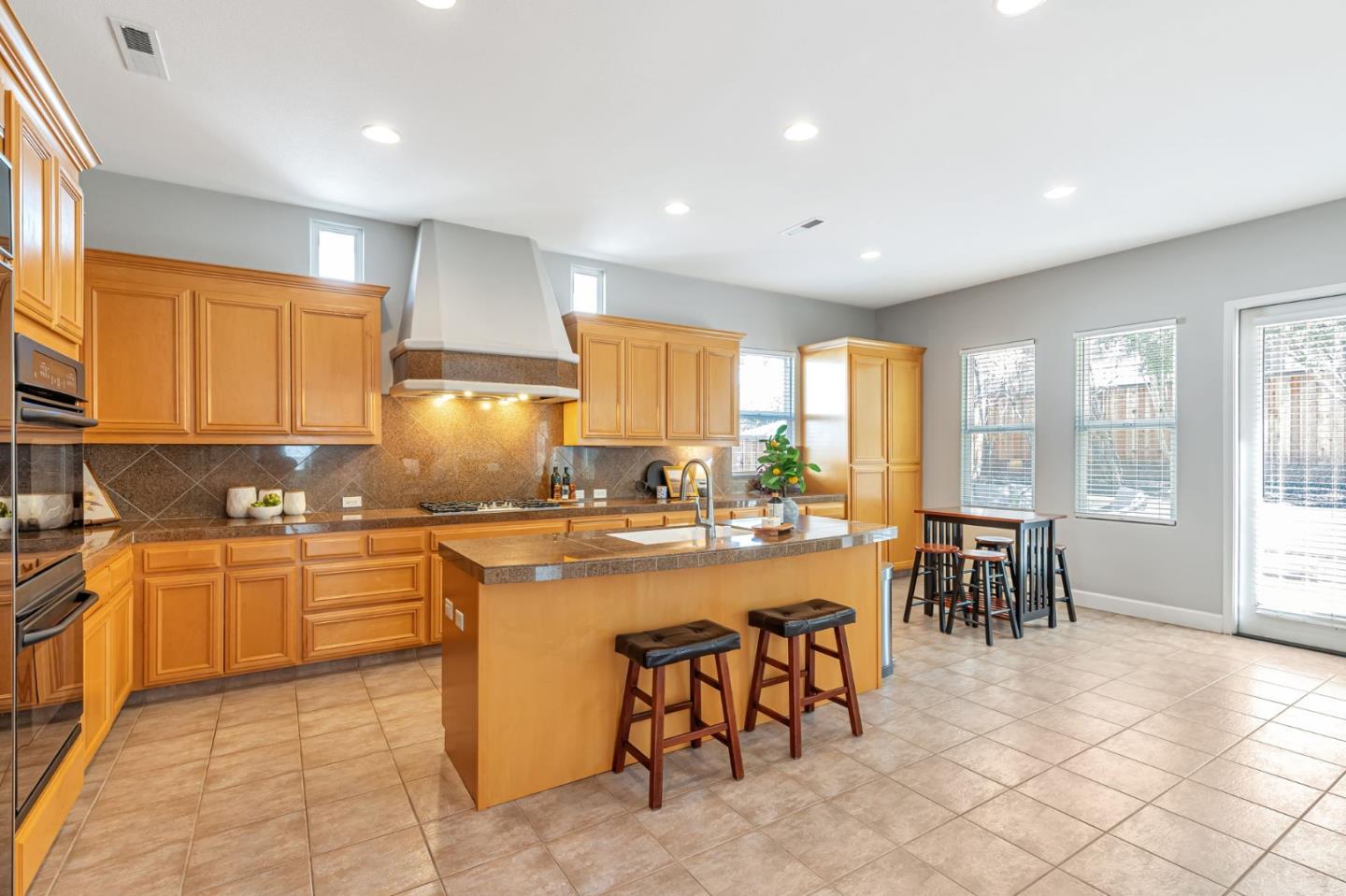 Detail Gallery Image 6 of 43 For 2645 Muirfield Way, Gilroy,  CA 95020 - 5 Beds | 4/1 Baths