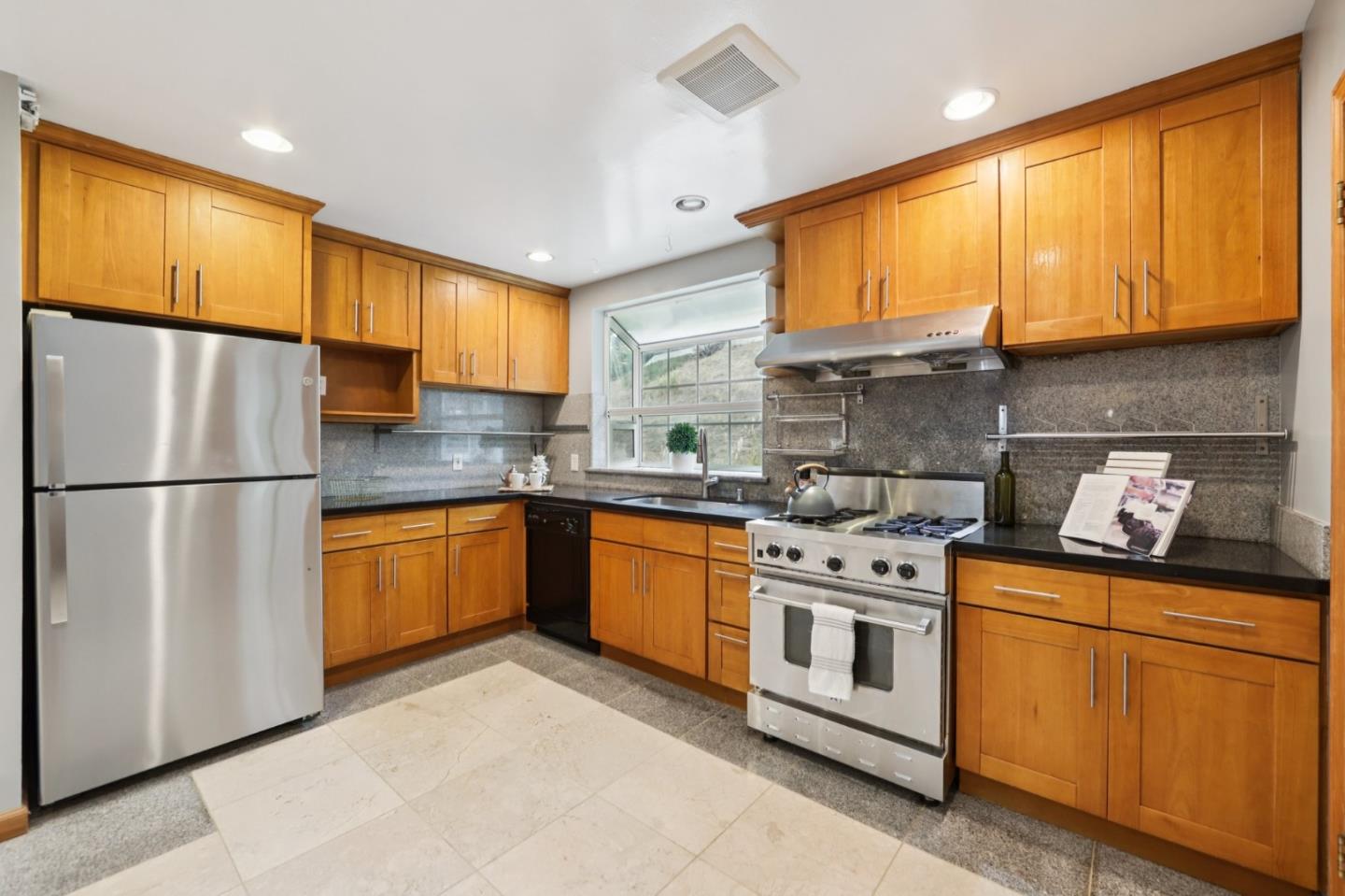 Detail Gallery Image 11 of 54 For 952 Alta Vista Dr, Pacifica,  CA 94044 - 3 Beds | 3 Baths