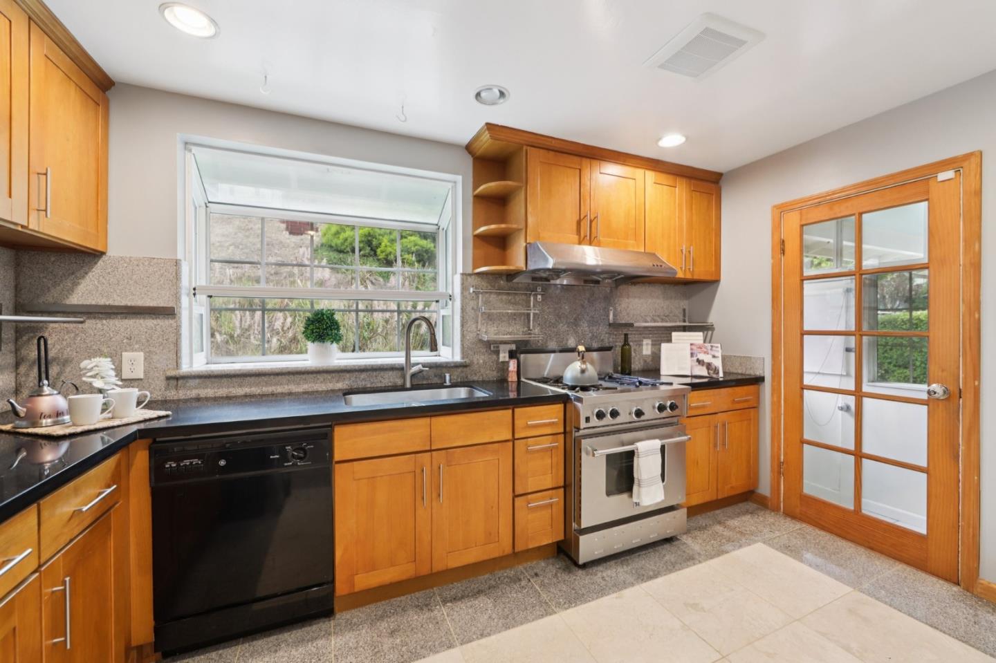 Detail Gallery Image 12 of 54 For 952 Alta Vista Dr, Pacifica,  CA 94044 - 3 Beds | 3 Baths