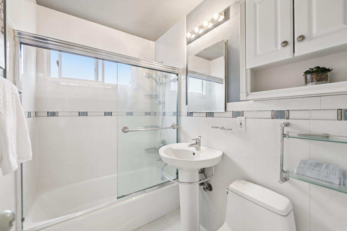 Detail Gallery Image 19 of 54 For 952 Alta Vista Dr, Pacifica,  CA 94044 - 3 Beds | 3 Baths