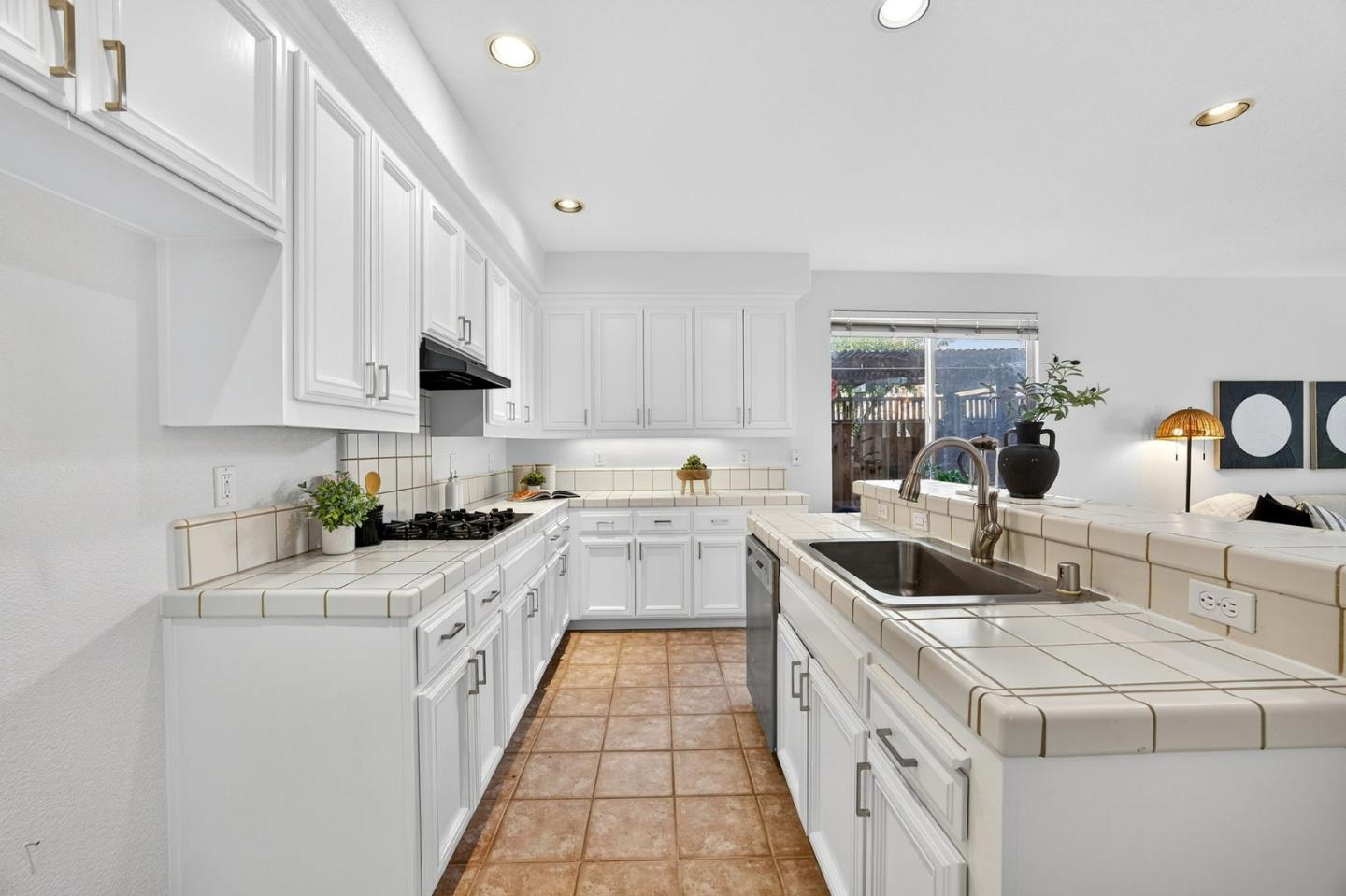 Detail Gallery Image 14 of 45 For 1469 Eagles Nest Ln, Gilroy,  CA 95020 - 4 Beds | 2/1 Baths