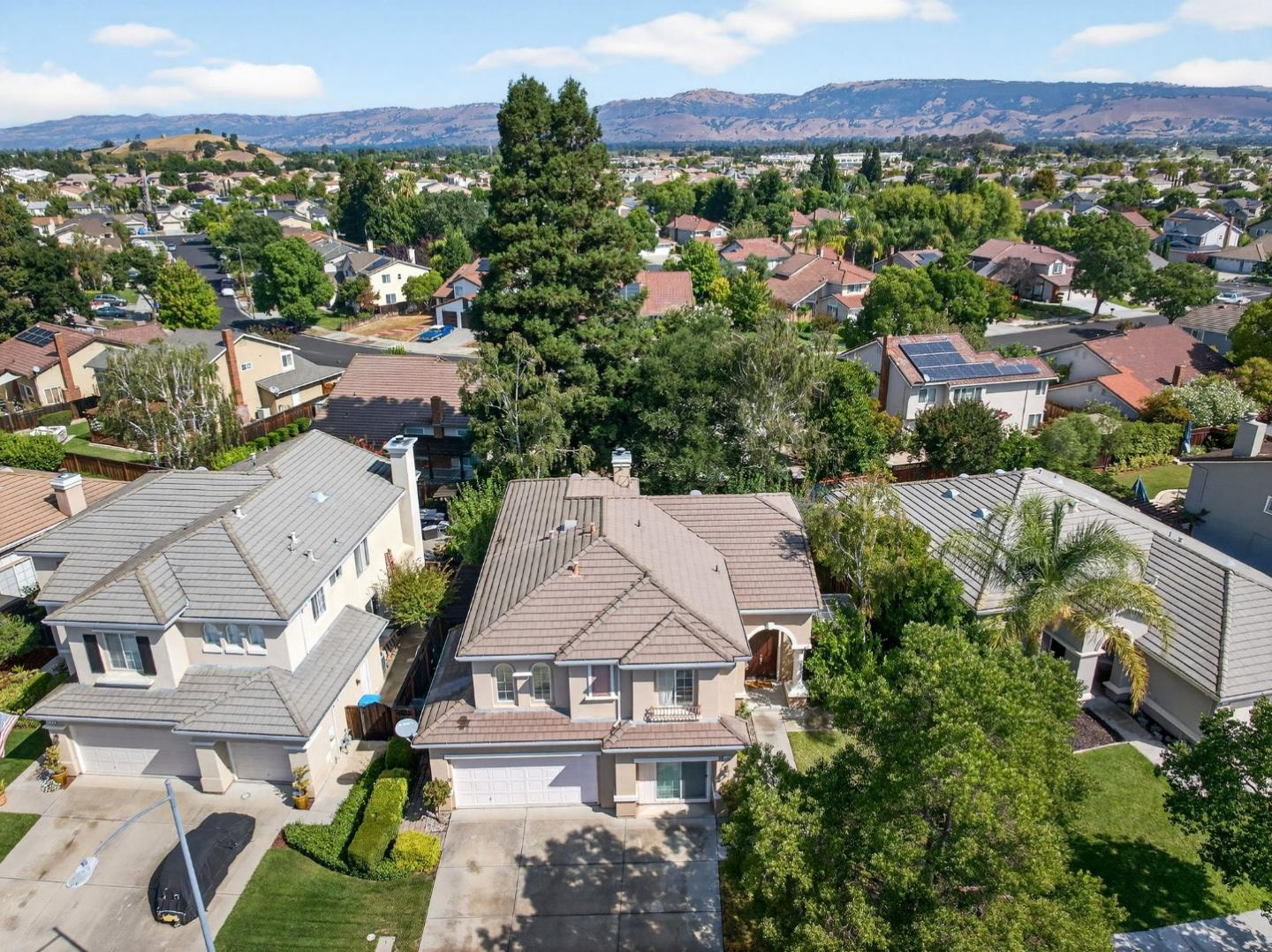 Detail Gallery Image 4 of 45 For 1469 Eagles Nest Ln, Gilroy,  CA 95020 - 4 Beds | 2/1 Baths