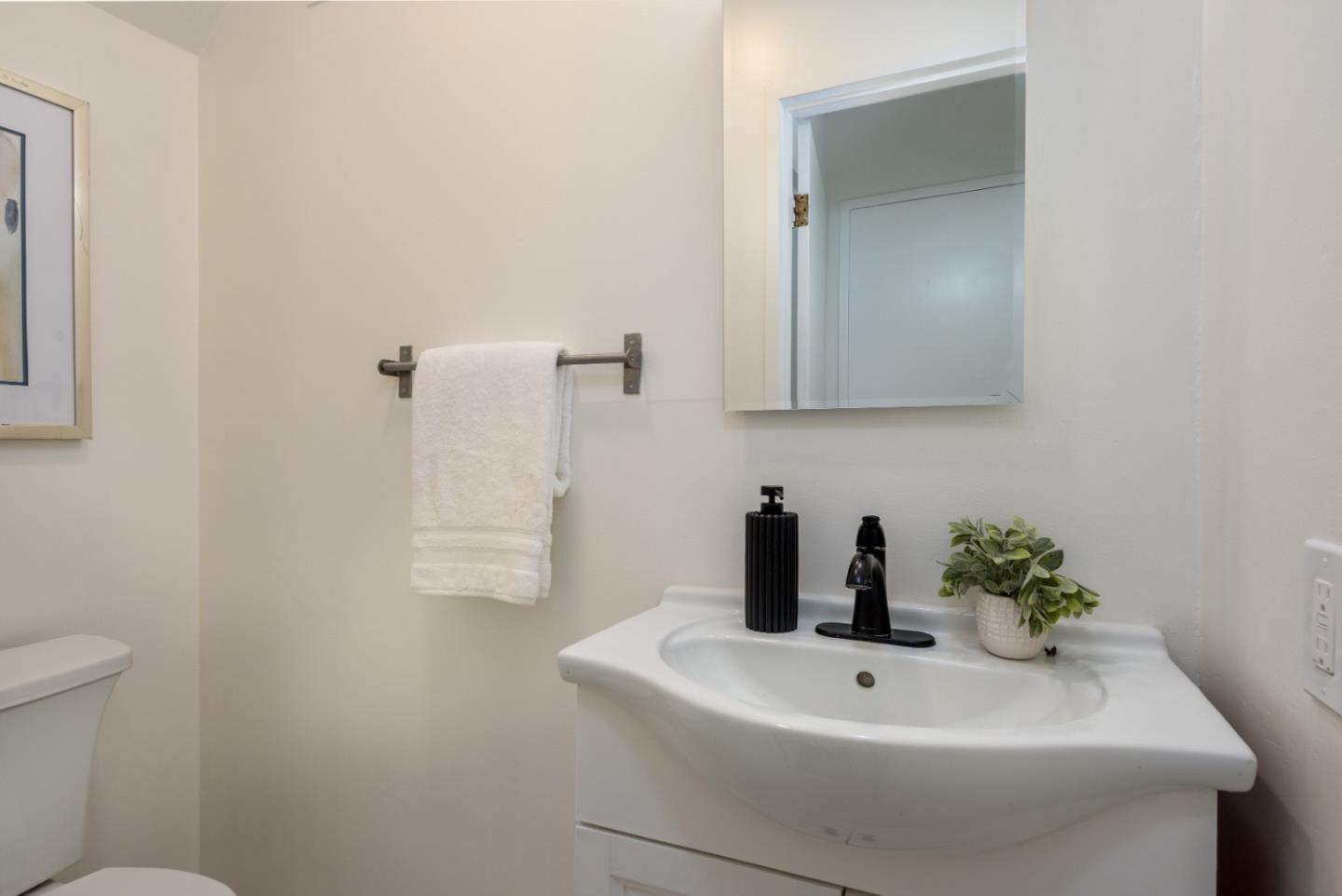 Detail Gallery Image 11 of 29 For 618 Foothill Dr, Pacifica,  CA 94044 - 3 Beds | 1/1 Baths