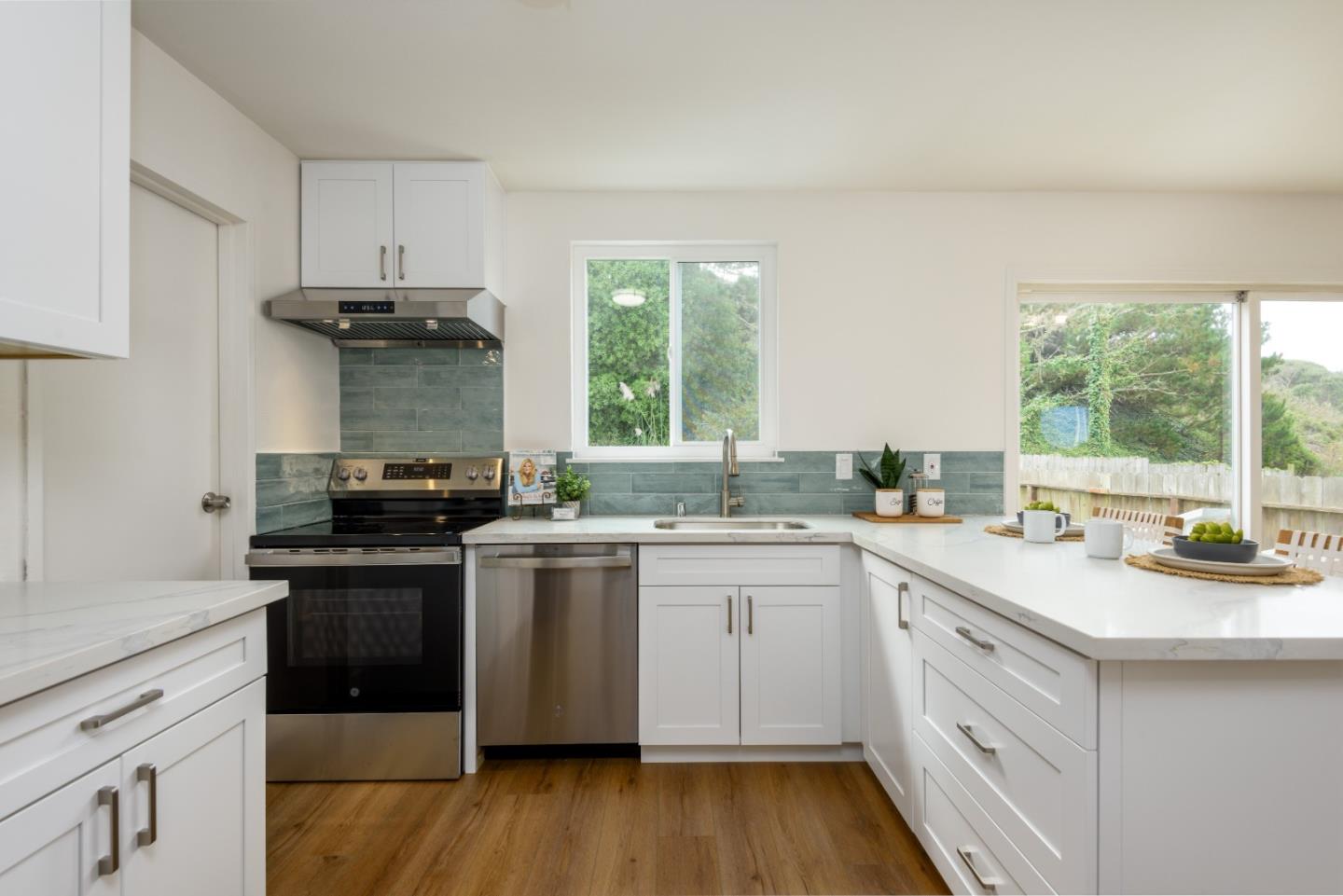 Detail Gallery Image 8 of 29 For 618 Foothill Dr, Pacifica,  CA 94044 - 3 Beds | 1/1 Baths