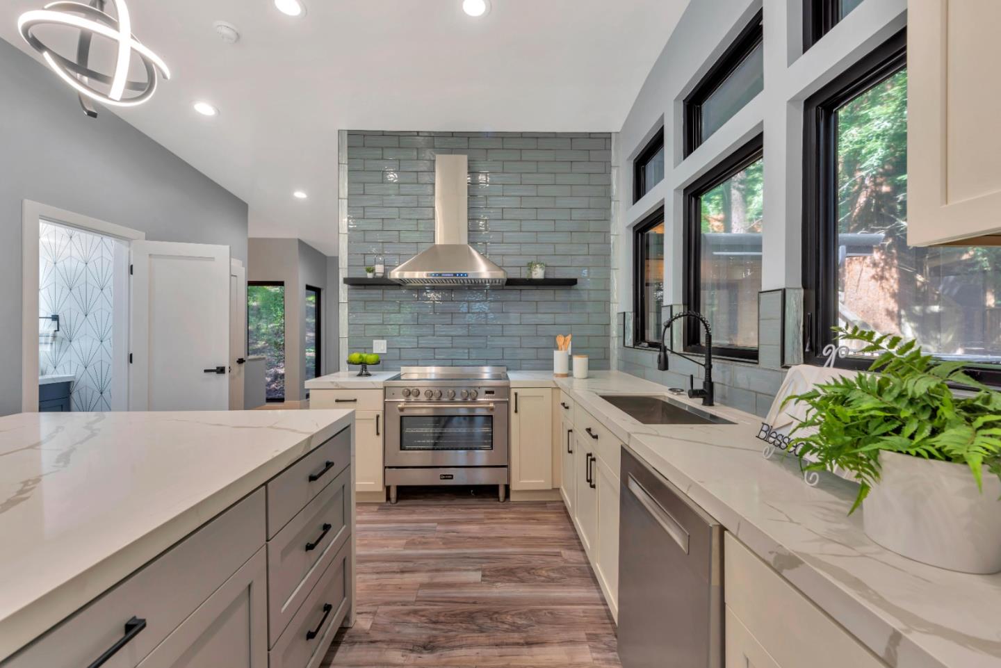 Detail Gallery Image 27 of 71 For 7032 Sayre Dr, Oakland,  CA 94611 - 5 Beds | 3/1 Baths