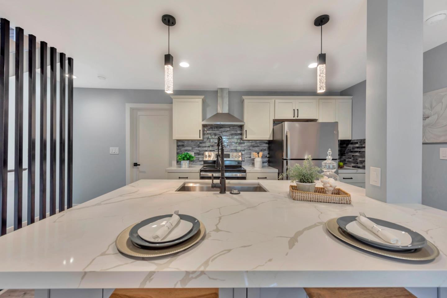 Detail Gallery Image 4 of 71 For 7032 Sayre Dr, Oakland,  CA 94611 - 5 Beds | 3/1 Baths