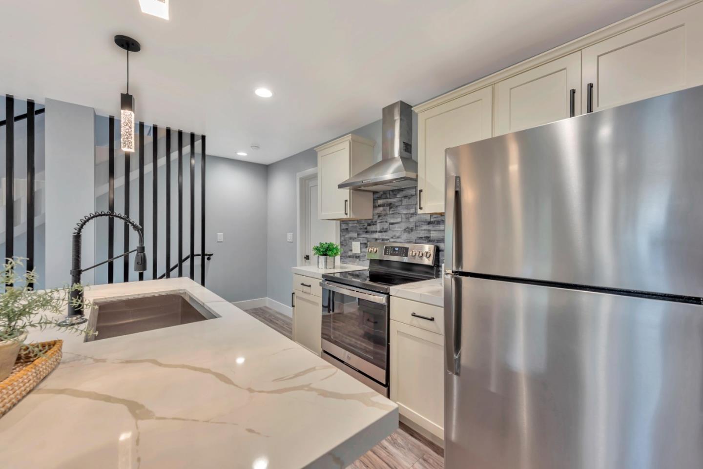 Detail Gallery Image 5 of 71 For 7032 Sayre Dr, Oakland,  CA 94611 - 5 Beds | 3/1 Baths