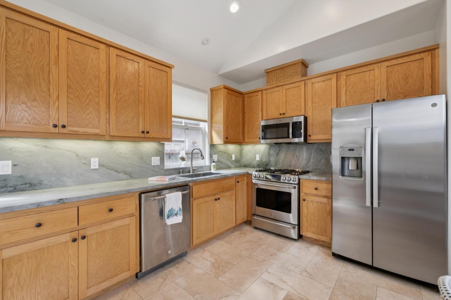 Detail Gallery Image 12 of 38 For 484 Poplar St, Half Moon Bay,  CA 94019 - 2 Beds | 2 Baths