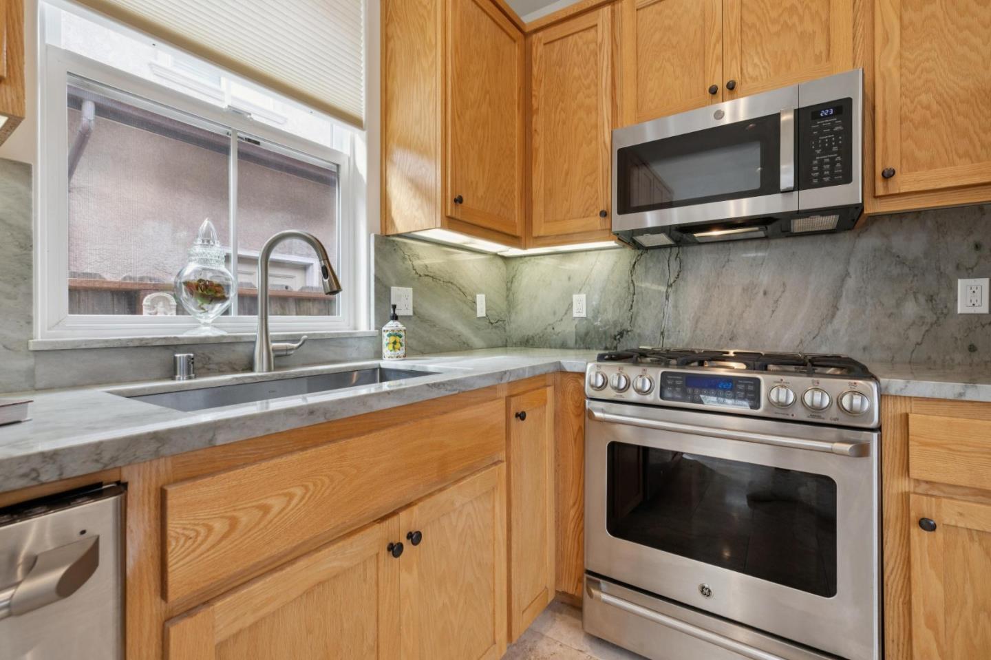 Detail Gallery Image 13 of 38 For 484 Poplar St, Half Moon Bay,  CA 94019 - 2 Beds | 2 Baths