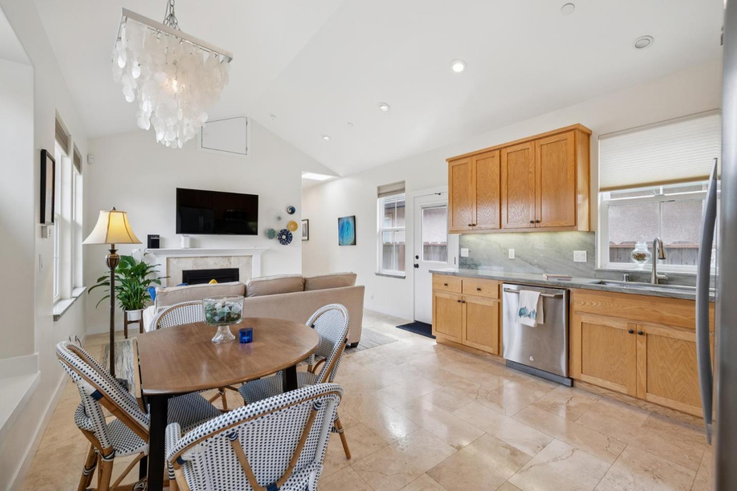 Detail Gallery Image 14 of 38 For 484 Poplar St, Half Moon Bay,  CA 94019 - 2 Beds | 2 Baths