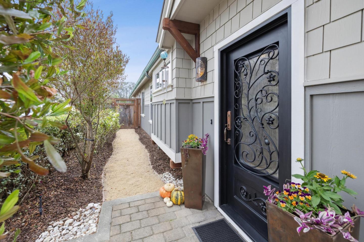 Detail Gallery Image 9 of 38 For 484 Poplar St, Half Moon Bay,  CA 94019 - 2 Beds | 2 Baths