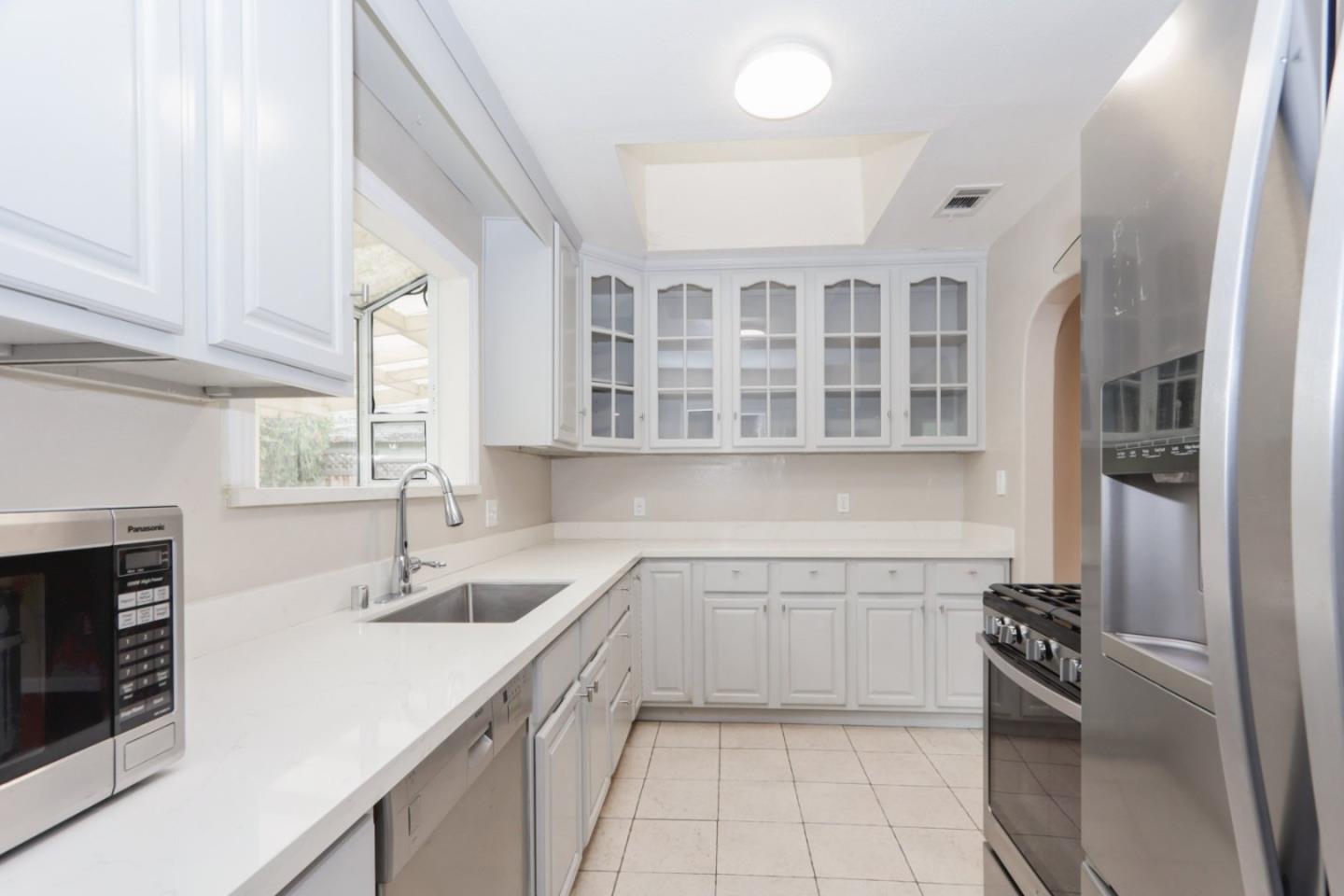 Detail Gallery Image 10 of 19 For 1047 Cherry St, San Carlos,  CA 94070 - 2 Beds | 1 Baths