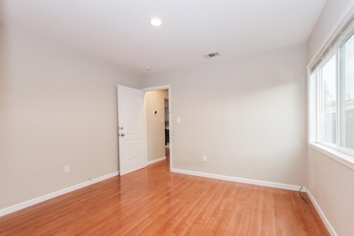 Detail Gallery Image 12 of 19 For 1047 Cherry St, San Carlos,  CA 94070 - 2 Beds | 1 Baths