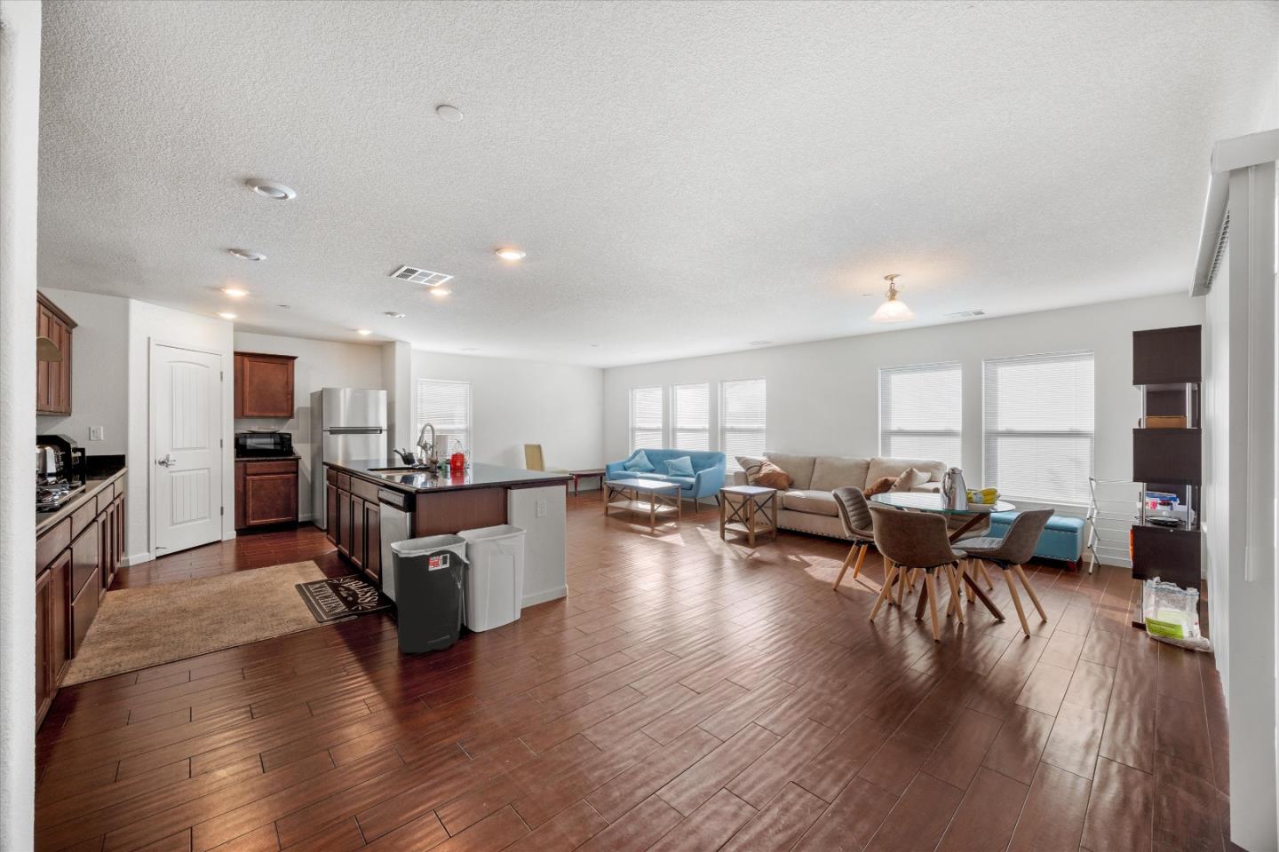 Detail Gallery Image 5 of 25 For 10000 Asilomar Ln, Elk Grove,  CA 95757 - 4 Beds | 2/1 Baths