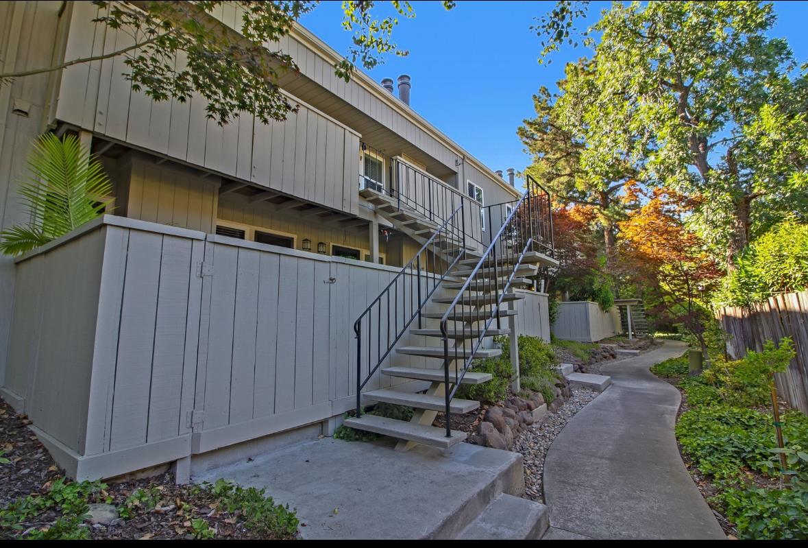 Detail Gallery Image 2 of 22 For 915 Apricot Ave #H,  Campbell,  CA 95008 - 2 Beds | 2 Baths