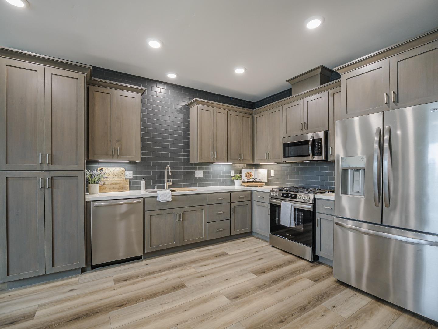 Detail Gallery Image 7 of 47 For 121 Aptos Village Way #2,  Aptos,  CA 95003 - 3 Beds | 3 Baths