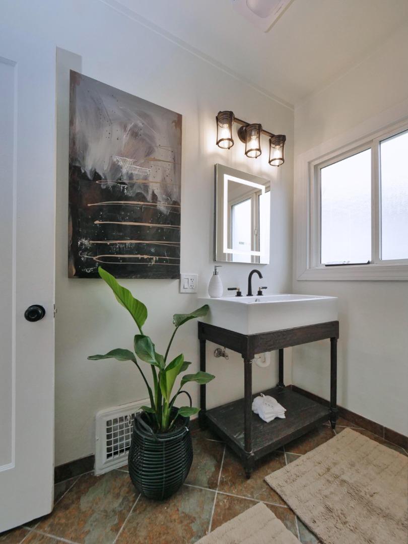 Detail Gallery Image 11 of 33 For 3000 56th Ave, Oakland,  CA 94605 - 4 Beds | 2 Baths
